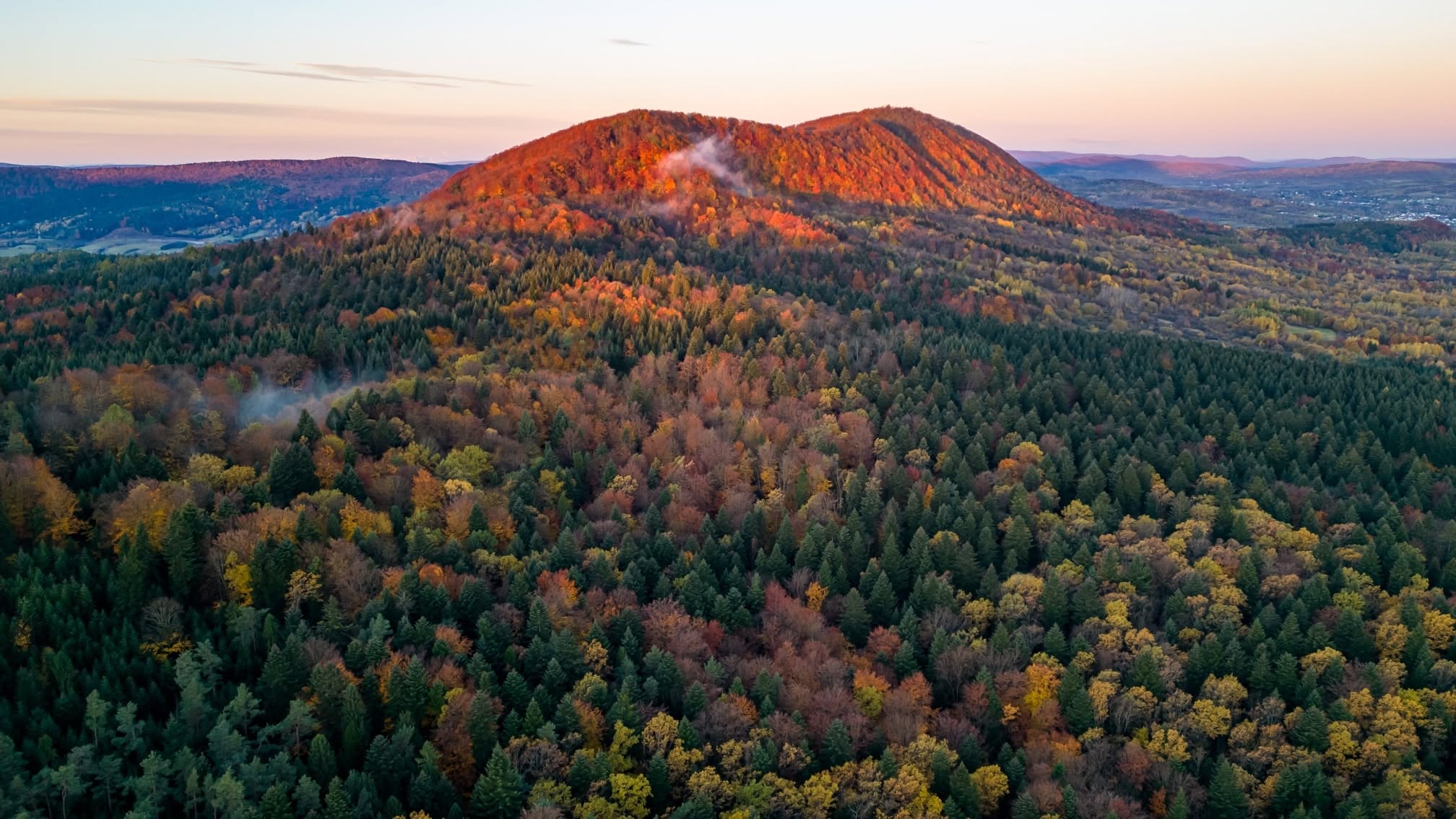 Jesienna panorama Góry Cergowej, otoczonej lasami